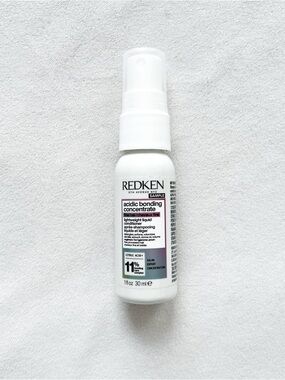 Redken Acidic Bonding Concentrate Travel Spray - White